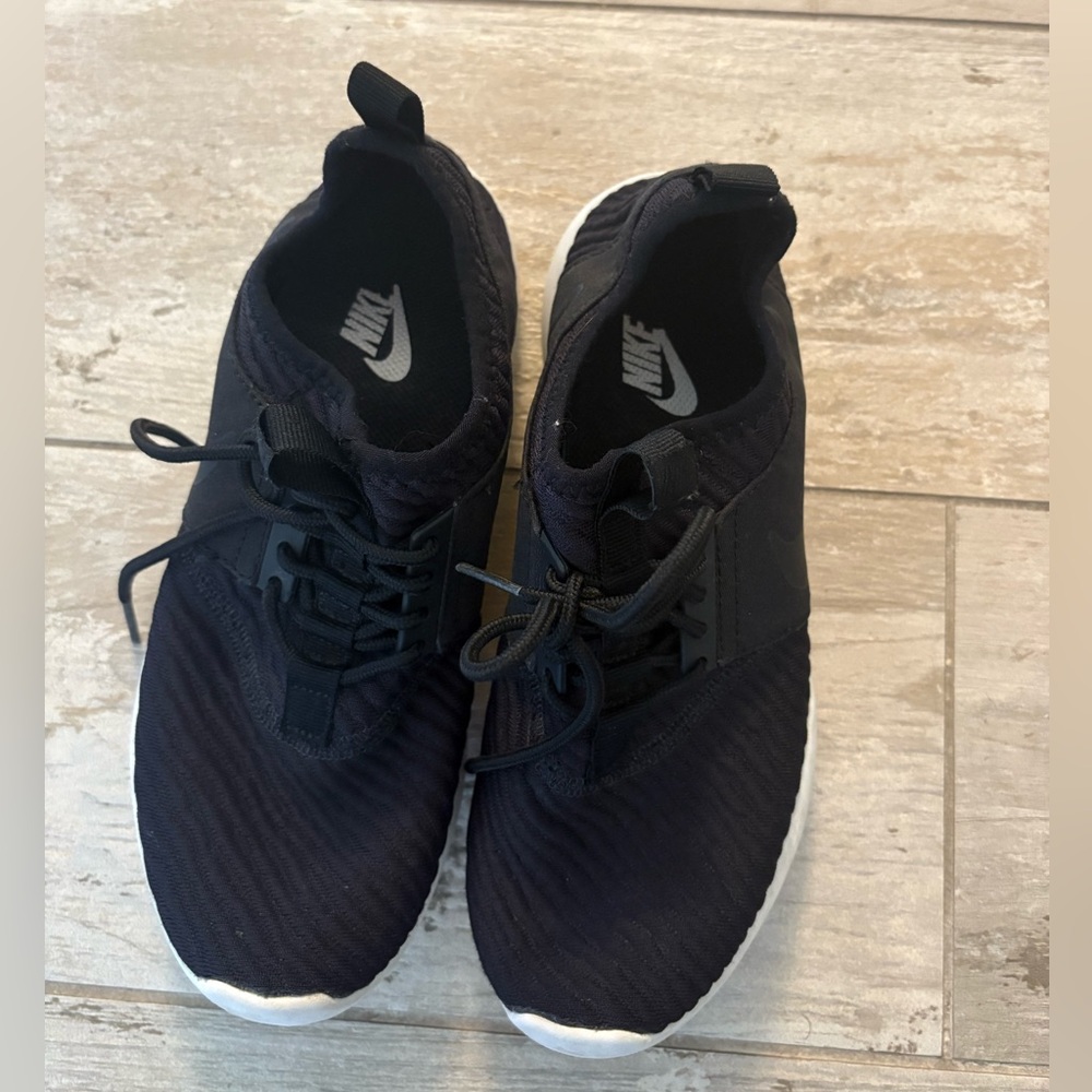 Women’s Nikes size 7